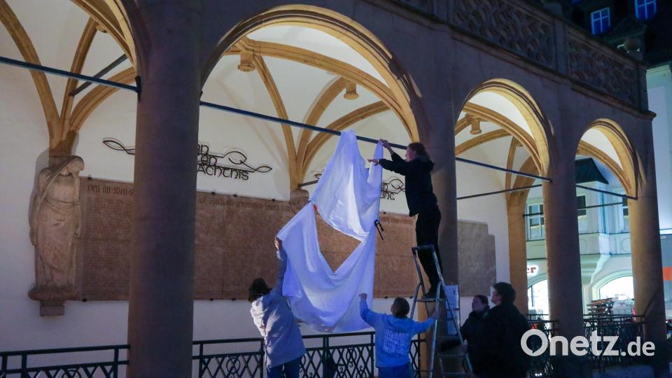 Die Aktivisten von Fridays for Future Amberg bauen ihre Installation am Marktplatz auf. Bild: Wolfgang Steinbacher