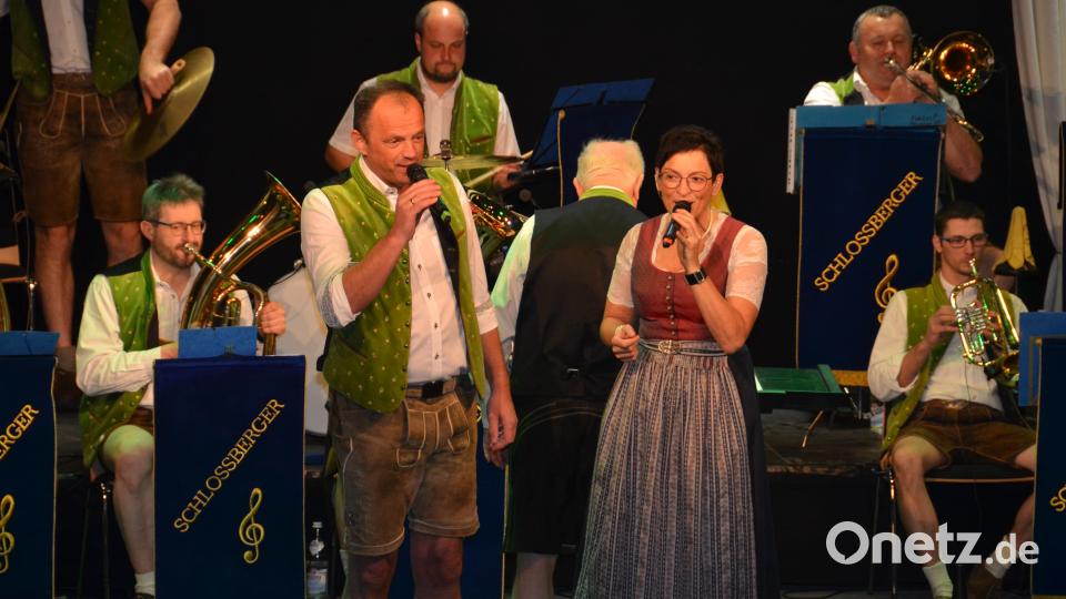 Maßgeblichen Anteil am Erfolg hat das Gesangsduo Lisa Grießl und Norbert Roßmann, die harmonisch und einfühlsam die Lieder singen. Bild: dob
