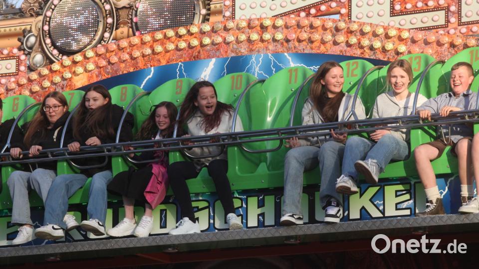 Looping-Gefühl können die Jugendlichen beim Volksfest in Wackersdorf schnuppern. Bild: Hirsch