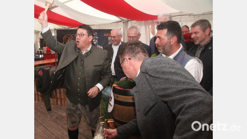 „Ozapft is“, ruft Bürgermeister Thomas Falter (links) ins Zelt und eröffnet damit das diesjährige Wackersdorfer Volksfest. Bild: Hirsch