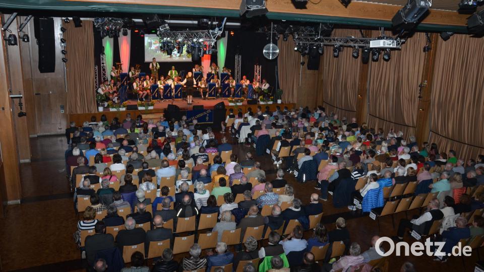 An zwei Abenden verzeichnen die Schlossberger aus Eslarn ein volles Haus in der Vohenstraußer Stadthalle beim Ernst-Mosch-Gedächtniskonzert, bei dem in diesem Jahr die erfolgreichsten Titel des unvergessenen Musikers erklangen, der in diesem Jahr 100 Jahre alt geworden wäre. Bild: dob