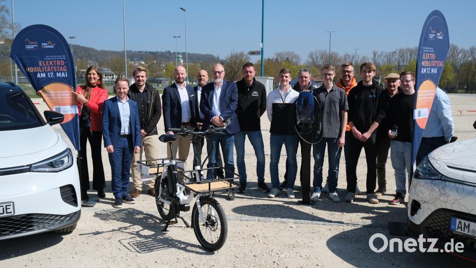 Bei der Pressevorstellung konnte Stadtwerke-Chef Frank Backowies (Sechster von links) zahlreiche Firmenvertreter begrüßen, die beim 1. Großen Elektromobilitätstag in Amberg vertreten sind. Bild: gsp