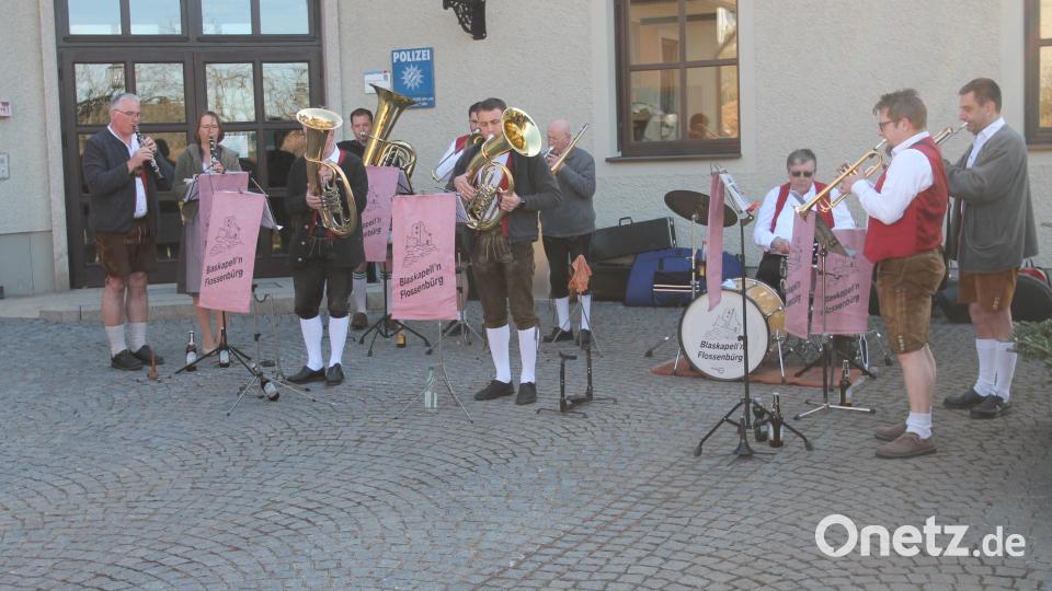 Die &quot;Blaskapell&#039;n Flossenbürg&quot; spielt zum Abschluss des feierlichen Appells die Nationalhymne. Bild: pi