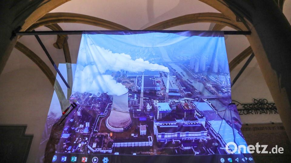 Überschwemmungen, Waldbrände und Dürren. Diese Bilder zeigte die Lichtinstallation von Fridays for Future am Freitag am Amberger Marktplatz. Bild: Wolfgang Steinbacher
