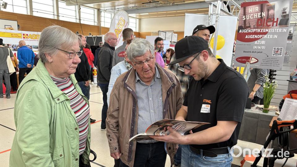 Die Besucher nutzten die Gelegenheit, sich ausgiebig zu informieren. Bild: lei