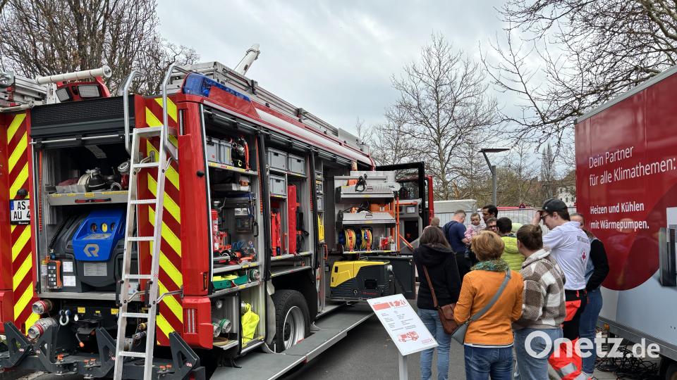 Mit dem großen Löschfahrzeug war die Feuerwehr Auerbach beim &quot;Frühlingserwachen&quot; vertreten. Bild: lei
