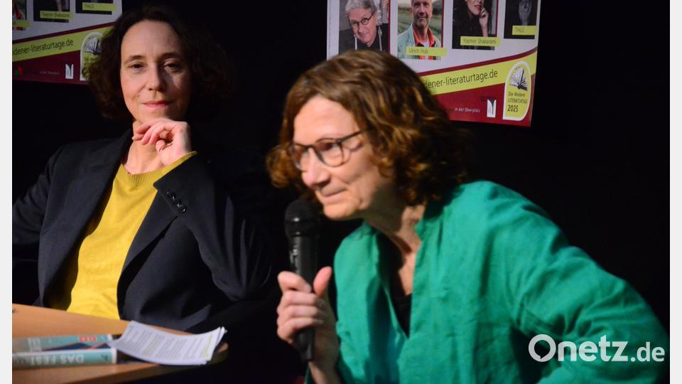 Buchhändlerin Maria Rupprecht (rechts) und Autorin Lucy Fricke plaudern aus dem Nähkästchen der Buchbranche. Bild: Kunz