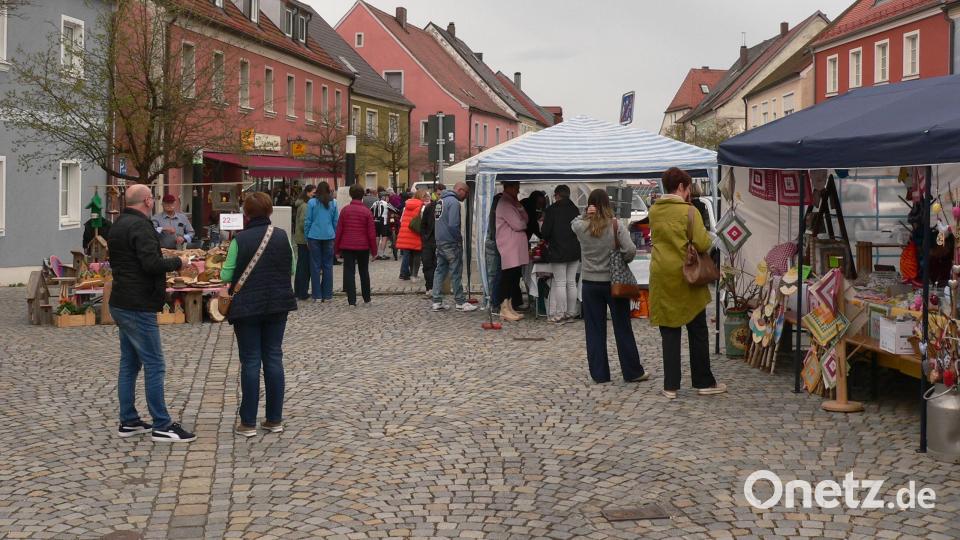 Auch einige Regentropfen am Nachmittag hielten die Besucher nicht davon ab, durch die Buden und Stände zu schlendern. Bild: mh
