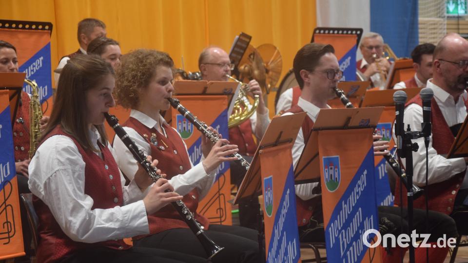 Die Neuhauses Boum und Moidln – das sind 30 Musikerinnen und Musiker. Bild: fz