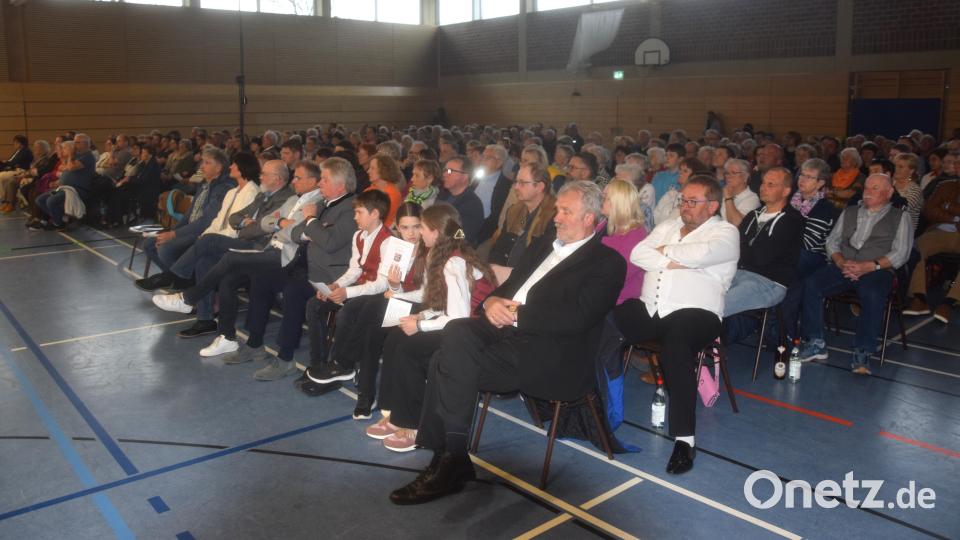 Im Bann von Märschen, Ouvertüren und Balladen, die 320 Besucher beim Frühjahrskonzert Bild: fz