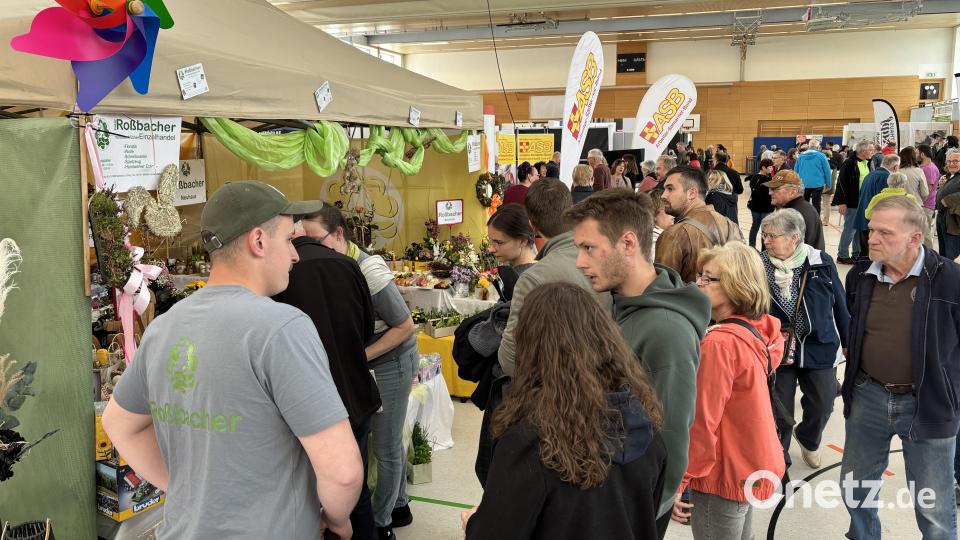 Die Besucher bummelten durch die kleine &quot;Messestadt&quot;. Bild: lei