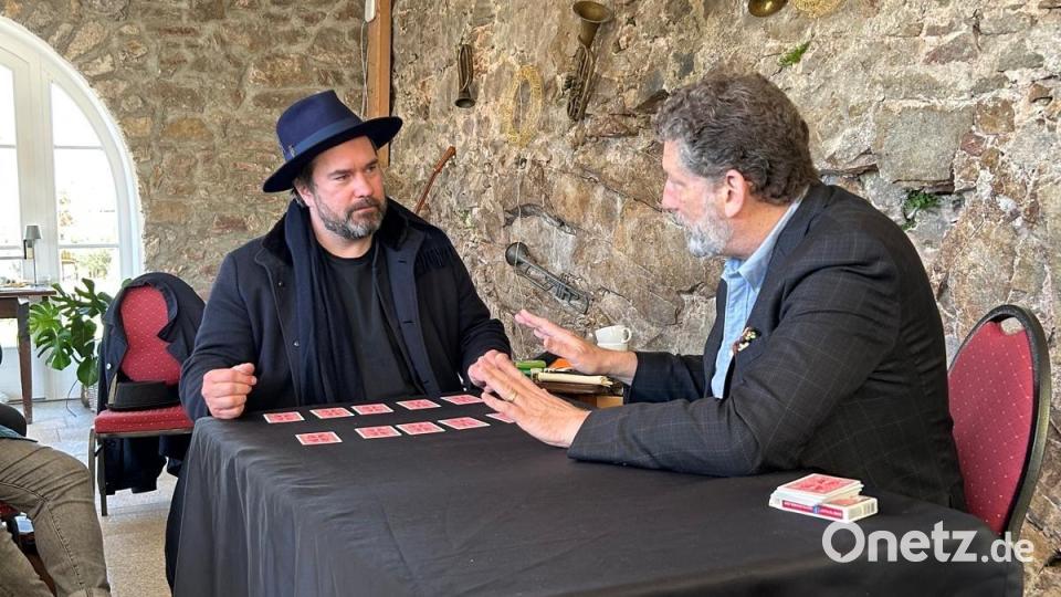 Manuel Graf Beissel von Gymnich (links) lernt als Veranstalter des Seminars ebenfalls viel. Bild: Von Gymnich /exb