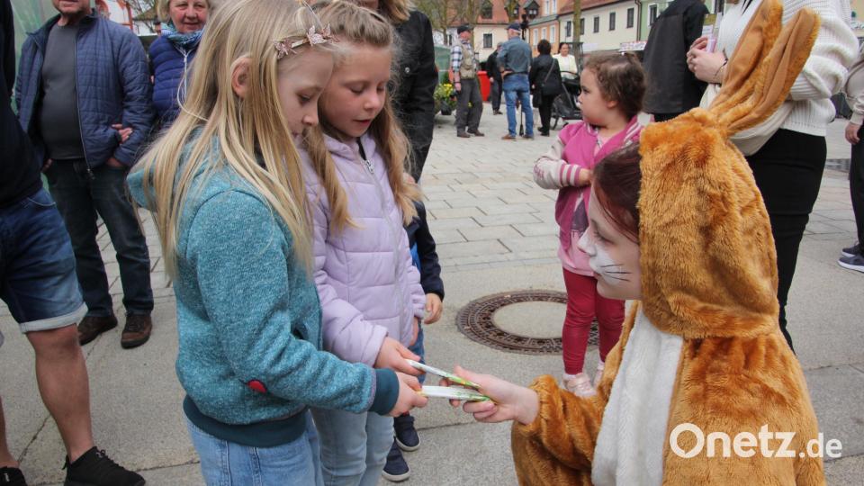 Ein Osterhase verteilte Süßigkeiten an die Kinder. Bild: kro