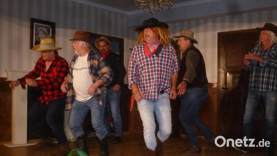 Männer tanzen im Cowboy-Outfit. Darunter mischen sich dann auch die Ratschkathln. Bild: mad