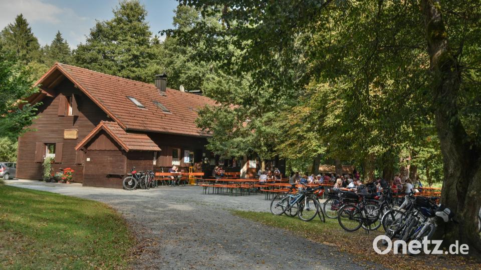 Der Biergarten der Blockhütte im Waldnaabtal bei Falkenberg gilt als einer der schönsten in der Umgebung. Allerdings ist er samt Gaststätte seit über einem Jahr geschlossen. Archivbild: sds