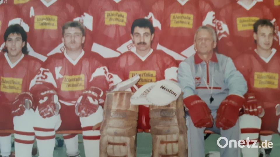 Hermann Eckl (untere Reine, Mitte) ist ein Urgestein des Amberger Eishockeysports. Der ehemalige Torwart ist im Alter von 66 Jahren gestorben. Archivbild: ERSC Amberg