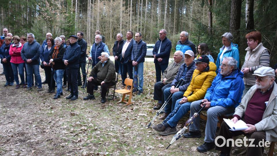 Nicht nur Falkenberger waren zur Gedenkfeier gekommen, rechts (sitzend) Heimatforscher Harald Fähnrich. Bild: jr