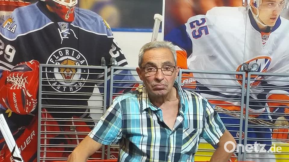 Hermann Eckl in seinem Eishockey-Laden. Archivbild: tk