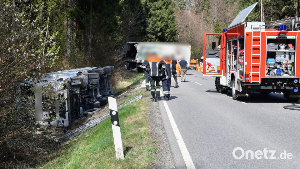 Feuerwehrkräfte sicherten die Unfallstelle ab. Bild: Petra Hartl