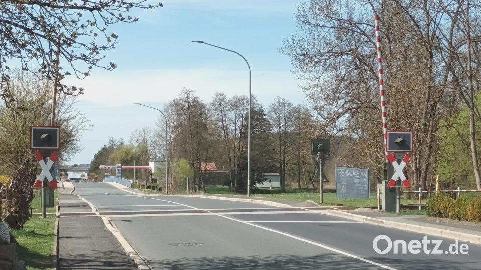 Am 28. und 29. April schließen sich die Schranken am Bahnübergang in der Pressather Bachstraße komplett. Bild: bjp