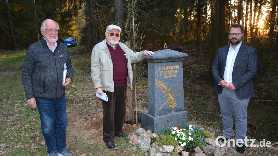 Am Gedenkstein nach der Feierstunde, (von links) Altbürgermeister Herbert Bauer, Heimatforscher Harald Fähnrich und Bürgermeister Matthias Grundler. Bild: jr