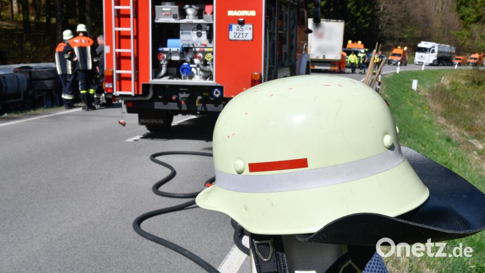 Zwei Lastwagen sind auf der B299 bei Ursensollen in einen Unfall verwickelt gewesen. Bild: Petra Hartl