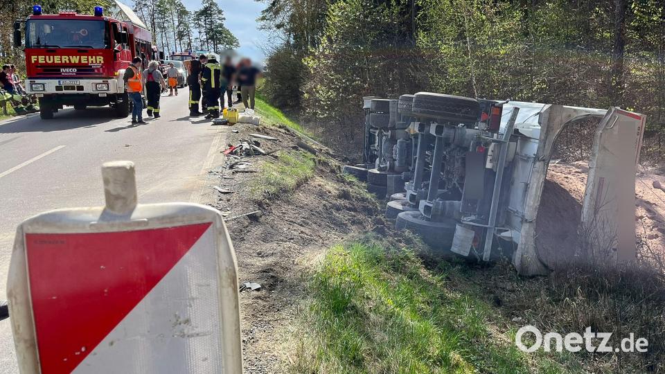 Weil die zwei Lastwagen geborgen werden musste, wurde die B299 über sechs Stunden gesperrt. Bild: Petra Hartl