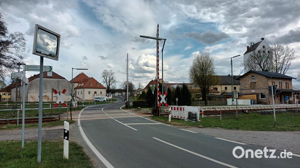 Vom 22. bis 25. April gilt für den Bahnübergang am Trabitzer Bahnhof eine Vollsperrung. Der Bahnverkehr soll in dieser Zeit fahrplanmäßig weiterlaufen. Bild: bjp