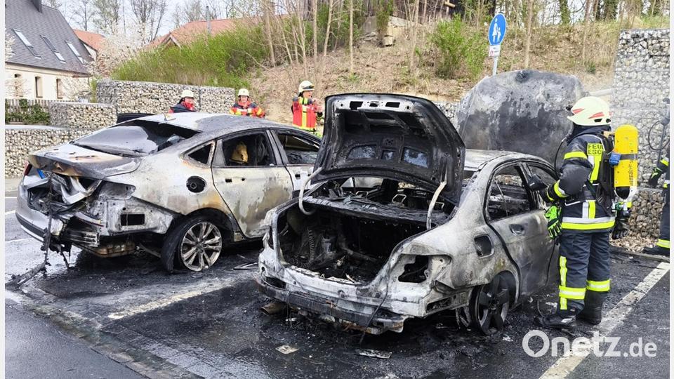 Trotz Bemühungen der Feuerwehr brannten beide Autos komplett aus. Bild: Schulz