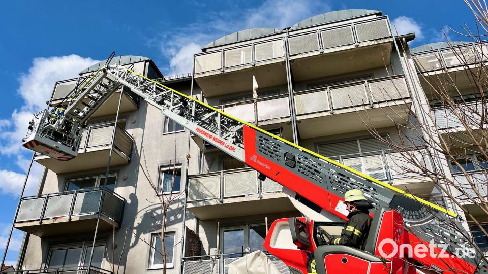 Im Weidener Stadtteil Hammerweg hat ein fünfstöckiges Mehrfamilienhaus gebrannt. Bild: Gabi Schönberger