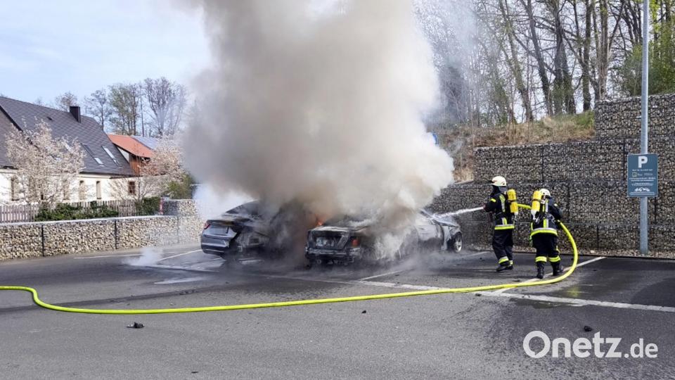 Die Feuerwehr in Eschenbach löscht zwei brennende Autos auf einem Edeka Parkplatz. Bild: jma