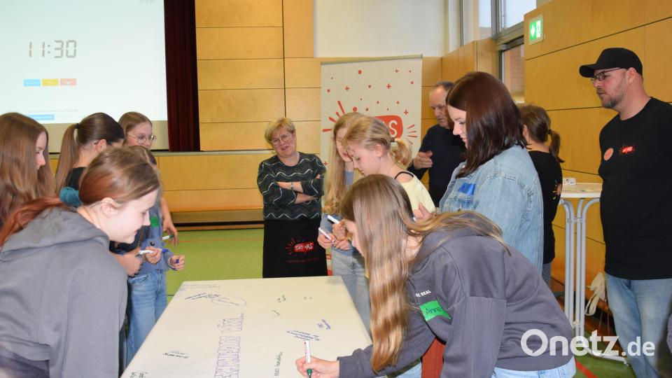 Eines steht jetzt schon fest: Viele Dinge sorgen schon für Zufriedenheit, aber manche Sachen stehen noch auf der To-Do Liste für die Gemeinde. Gemeinderätin Susanne Honig (Mitte) verfolgt aufmerksam die Diskussion der Jugendlichen Bild: bö