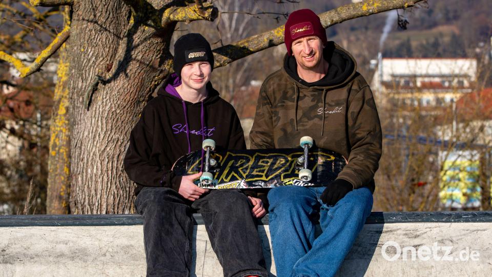 Fabi und Iggi sind Fans der mobilen Skateanlage. Die beiden probieren hier gerne neue Skate-Tricks aus. Bild: KoJa Amberg-Sulzbach