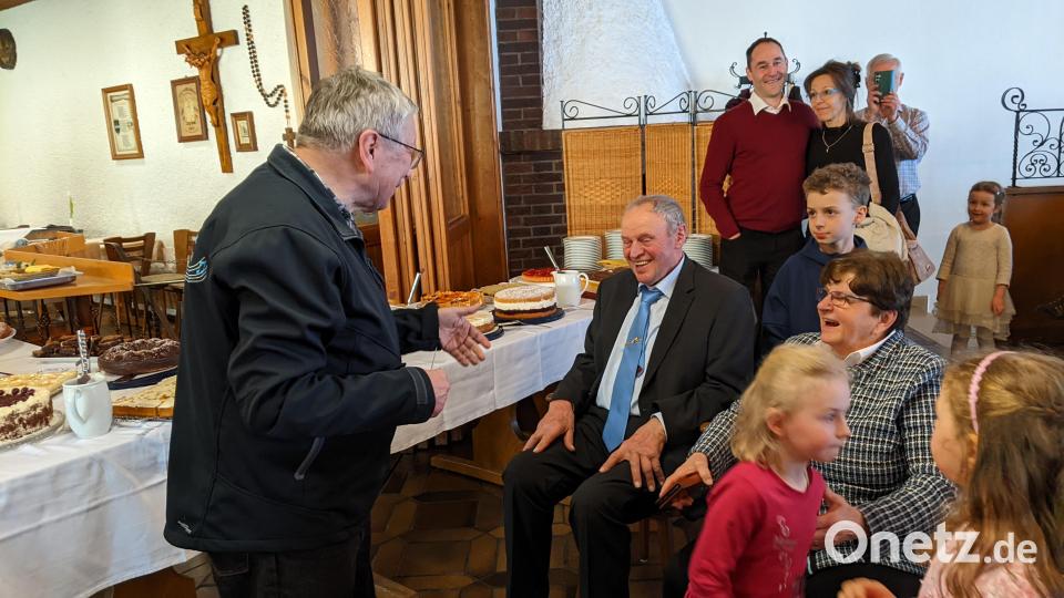 Josef Stangl (sitzend) genießt mit Ehefrau Angela das Ständchen der Stadtkapelle Neustadt zu seinem 80. Geburtstag. Bild: kwl