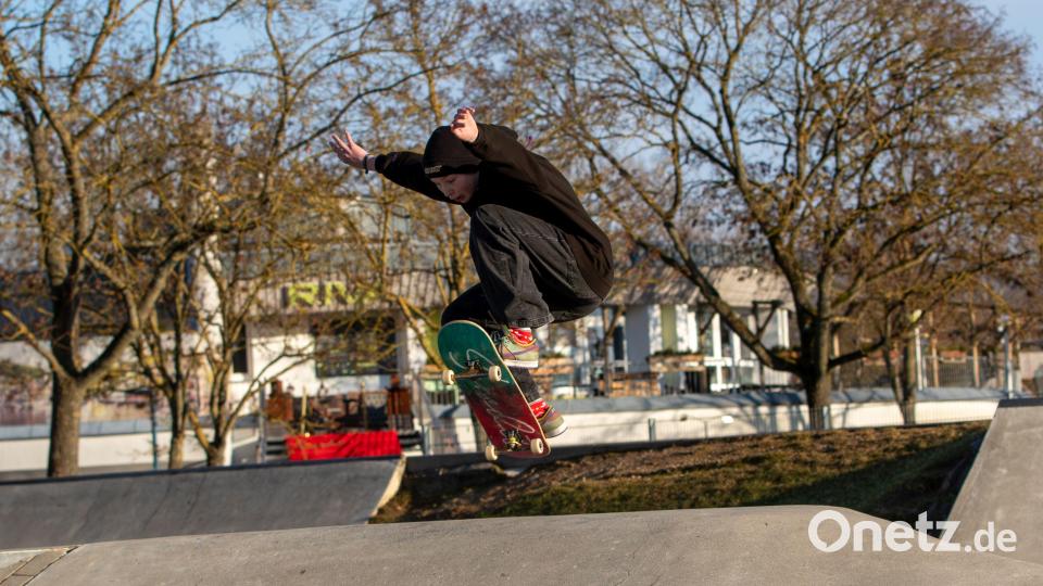 Große Sprünge auf dem kleinen Brett: Die mobile Skateanlage der Kommunalen Jugendarbeit Amberg-Sulzbach geht wieder auf Tour durch den Landkreis. Bild: KoJa Amberg-Sulzbach