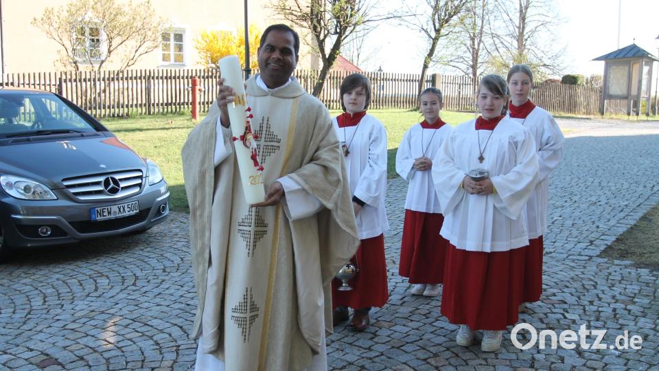 Pfarrer John Subash Vincent zieht mit den Ministranten in die Pfarrkirche ein. Bild: pi