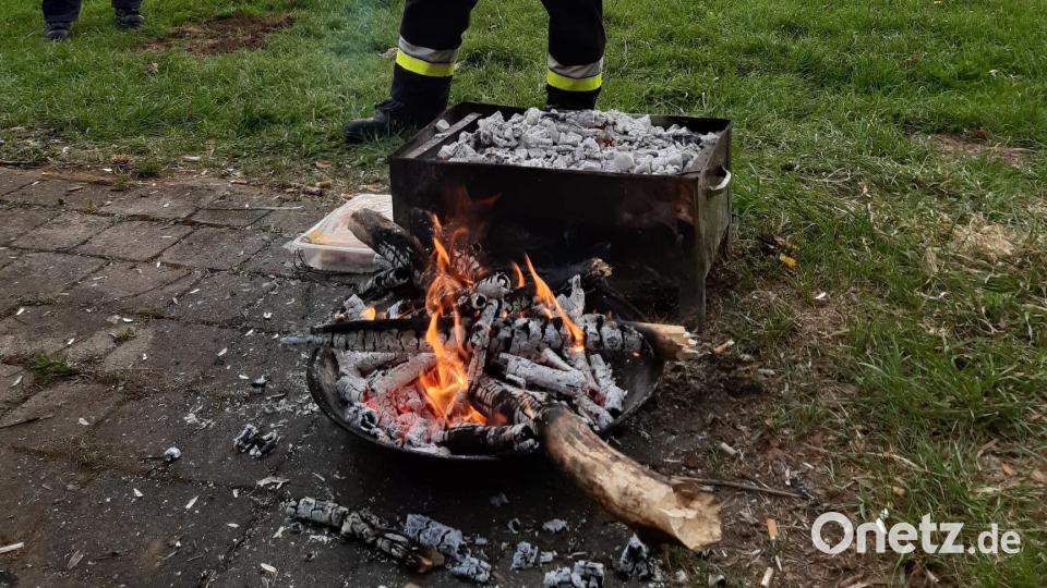 Weil die Feuerschale vom Aussichtspunkt am Grottenberg aus weithin zu sehen war. löste sie am Ostersonntag einen Feuerwehr-Einsatz aus. Bild: Roland Löb/Feuerwehr Neuhaus an der Pegnitz