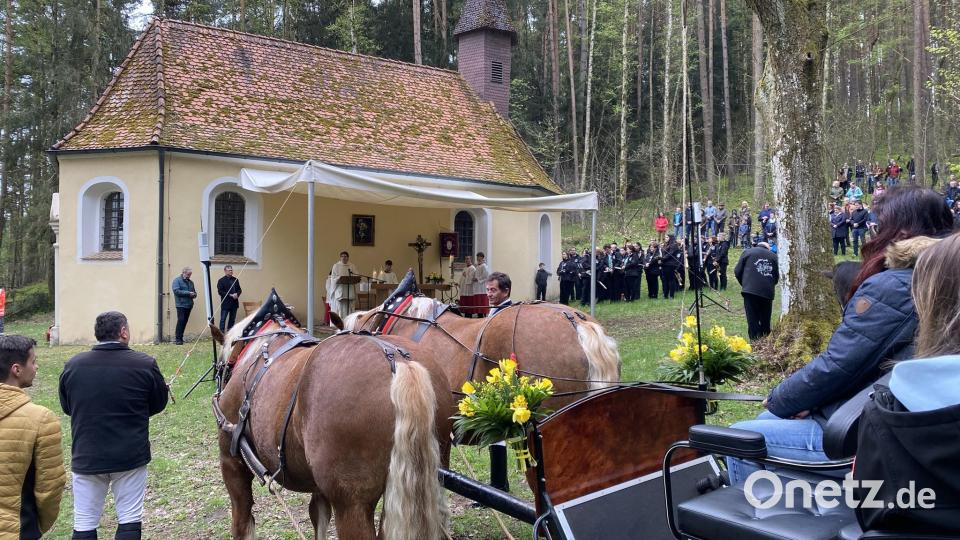 Rund um die Brünnl-Kirche stehen die Pferde, Reiter und Teilnehmer am Gottesdienst. Bild: aub