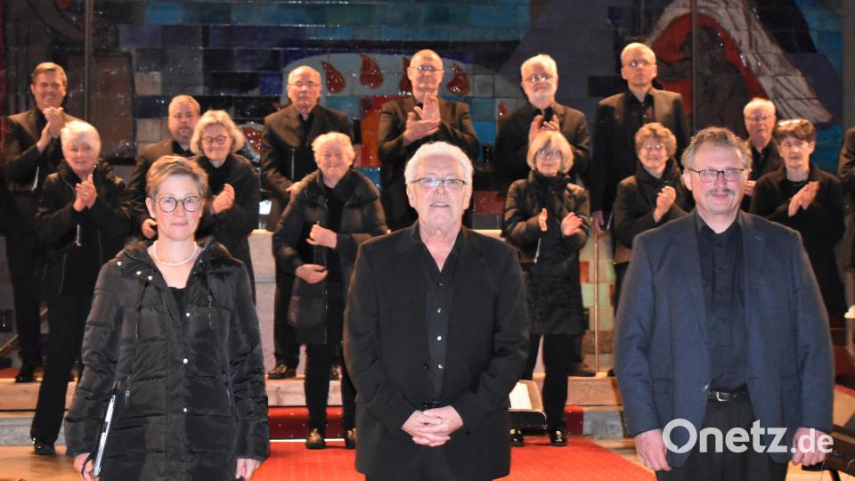 Chorleiter Richard Waldmann (Mitte), Karin Waldmann und Karl-Heinz Sauer (rechts) Bild: rgr