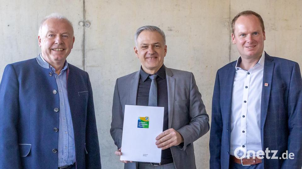 Gesellschafter Bernd Fürbringer, Landrat Roland Grillmeier und Geschäftsführer Tobias Bauernfeind (von links) bei der Überreichung der Urkunde. Bild: Linda Wunderlich/Landratsamt Tirschenreuth/exb