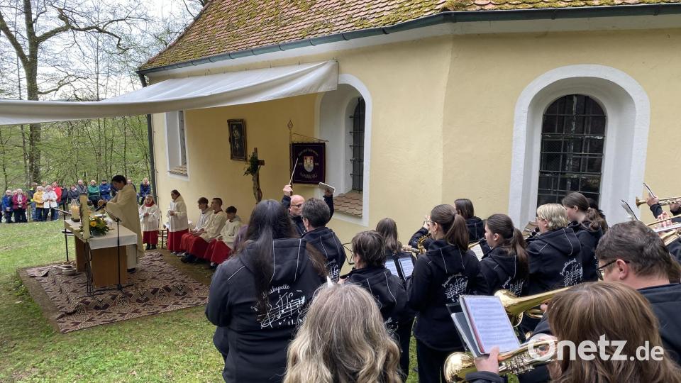 Die Jugendblaskapelle führt zunächst den Reiterzug durch Nabburg an und umrahmt später den Gottesdienst. Bild: aub