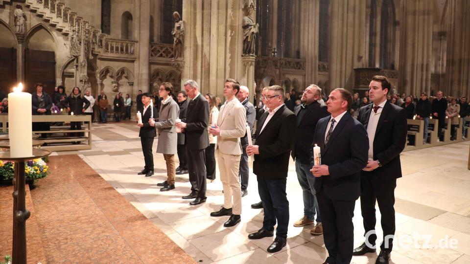 Die sechs Täuflinge in der Osternacht, unter ihnen Andreas Kurth (Dritter von links), mit ihren Paten im Regensburger Dom. Bild: Christian Beirowski
