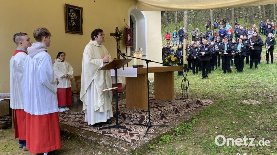 Pfarrer und Theologe Johannes Elberskirch zelebriert die Brünnl-Messe in seiner Heimatgemeinde Nabburg. Bild: aub