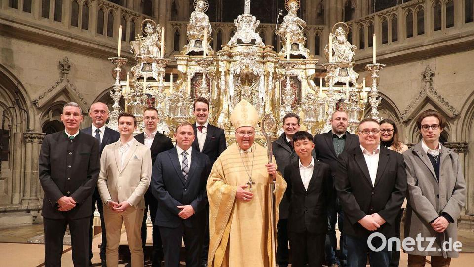 Bischof Rudolf Voderholzer (Mitte) spendete in der Osternacht im Regensburger Dom sechs Personen das Sakrament der Taufe. Einer von ihnen war Andreas Kurth (links) aus Wutschdorf. Bild: Christian Beirowski