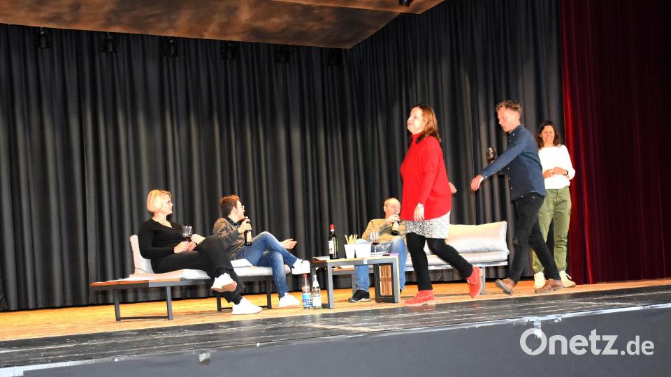 Eva (Sandra Zech) schleppt ihren Ehemann Rocco (Stefan Hartwig) ab, während die Freunde eifrig in die Handys der anderen schauen. Welches Geheimnis sie ihm entlocken will und was sein Handy darüber vorher verraten hat, bleibt ein &quot;perfektes Geheimnis&quot;, das erst bei der Premiere gelüftet wird. Bild: ubb