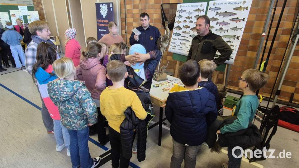 Bei Ständen zu Fischerei, Imkerei, Wald und Wildtieren können Besucher und Kinder aus erster Hand lernen. Bild: Ludwig Hartl