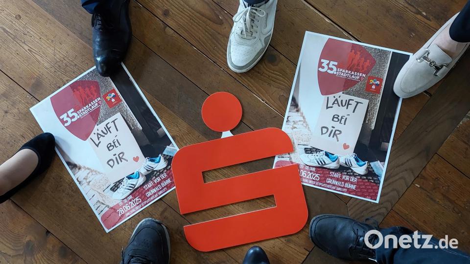 Der Enwturf für die neuen Plakate für den 35. Sparkassen-Stadtlauf wurden im Rathaus vorgestellt, ebenso verschiedene Updates bei der Organisation der Veranstaltung. Bild: mfh