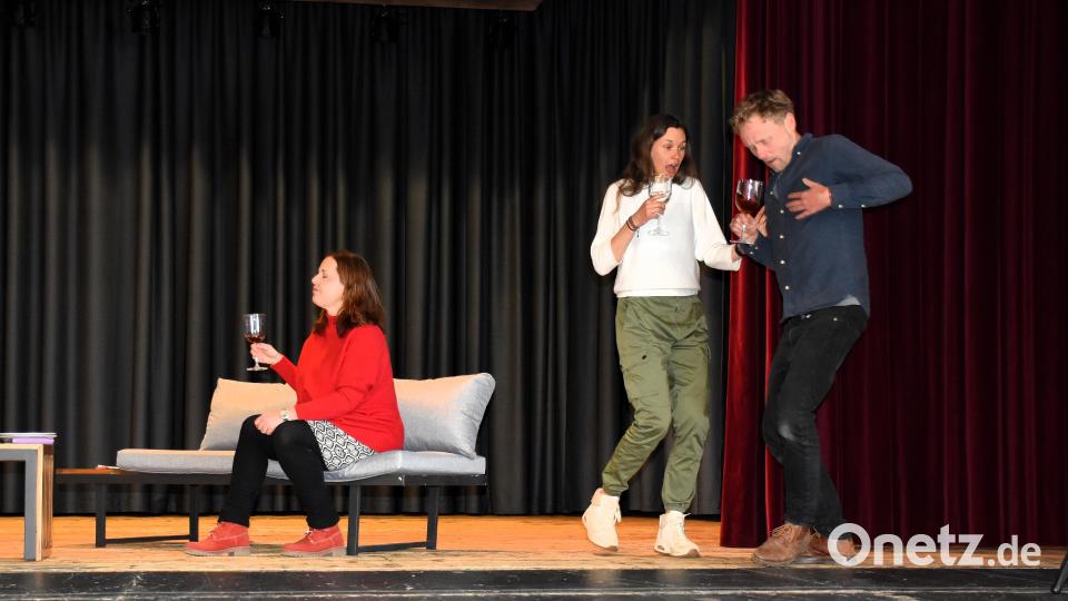 Carlotta (Lilly Melzer) schüttet Rocco (Stefan Hartwig) Wein über sein Hemd. Seine Frau Eva (Sandra Zech, sitzend) ahnt noch nichts von diesem Malheur. Bild: ubb