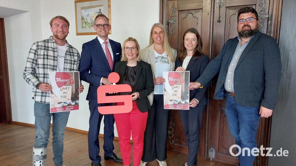 Organisatoren und Sponsoren stellten im Rathaus den Enwturf für die neuen Plakate des 35. Sparkassen-Stadtlaufs (von links): Vinzenz Stempp (Moderator), Thomas Pickel (Vorstand Sparkasse Amberg-Sulzbach), Kathrin Schmidt (Orga Sparkasse Amberg-Sulzbach), Simone Rossmann (Sponsor und Warm-up), Sonja Kalb (Vorstand Sparkasse Amberg-Sulzbach) und Bürgermeister Stefan Frank. Bild: mfh