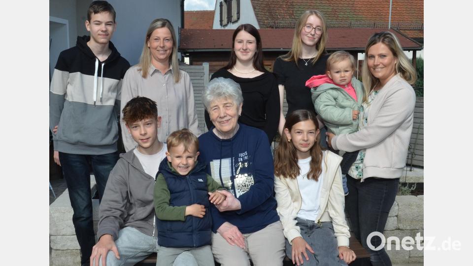 Maria Karl inmitten ihrer Enkel- und Urenkelschar. Bis auf zwei waren am Dienstagvormittag noch alle bei der Jubilarin. Die Jubilarin ist immer gut gelaunt und beschenkt ihre Mitmenschen mit einem Lächeln. Bild: dob